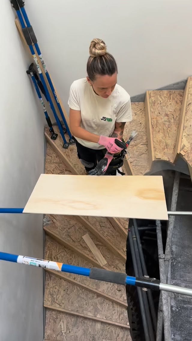 Estão sempre a ver essas escadas certo?!? 😅😅 é que são muitos os processos para replicar uma escada antiga.
Agora estamos a fazer o forro interno em curva ↩️⤴️↪️⤵️
Fiquem de olho para as próximas etapas 😉
…
You are always seeing those stairs, right?!? 😅😅 There are so many processes involved in replicating an old staircase.
Now we’re making the curved interior lining ↩️⤴️↪️⤵️
Keep an eye out for the next steps 😉
#jsafagamentos #assentamentoescadaria #pavimentosdemadeira #escadasdemadeira