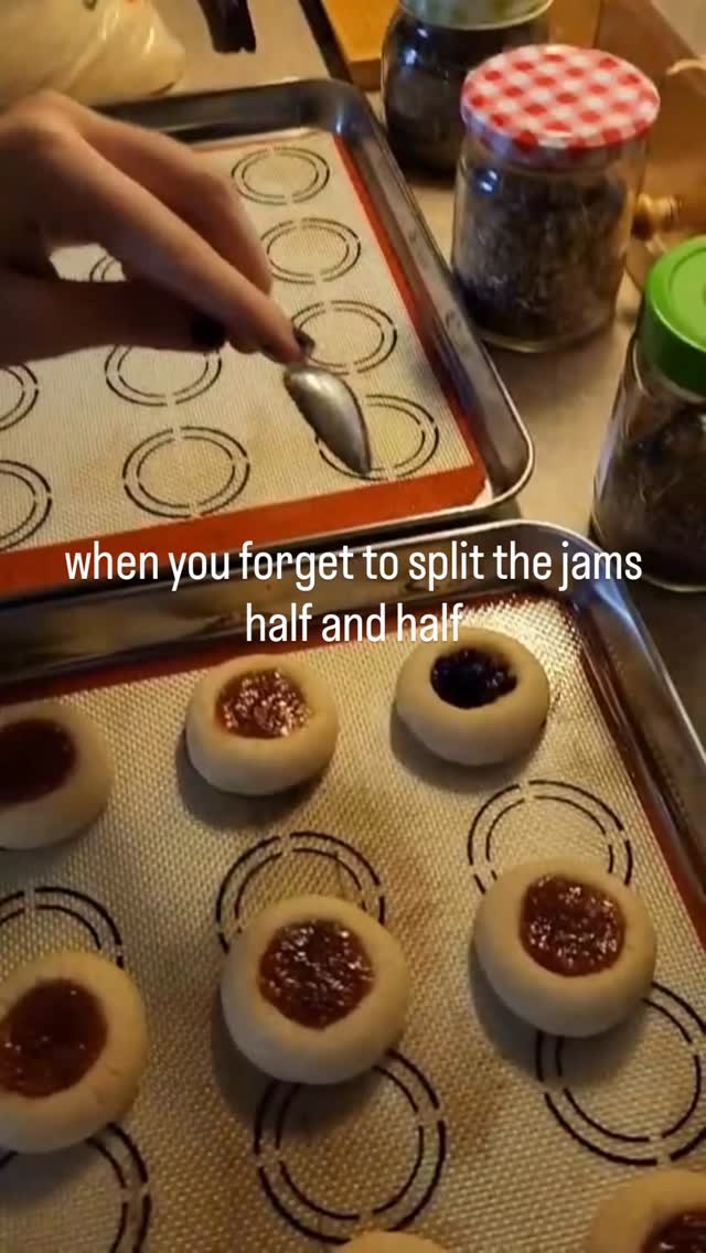 I got distracted…I guess only 3 of them will get blueberry…🙂↕️😜
#bakingwithneekta #glutenfree #dairyfree #homebakery #treatbox #cookies #thumbprintcookies #strawberryjam #blueberryjam #lol #fyp #oops #ohno #teenentrepreneur