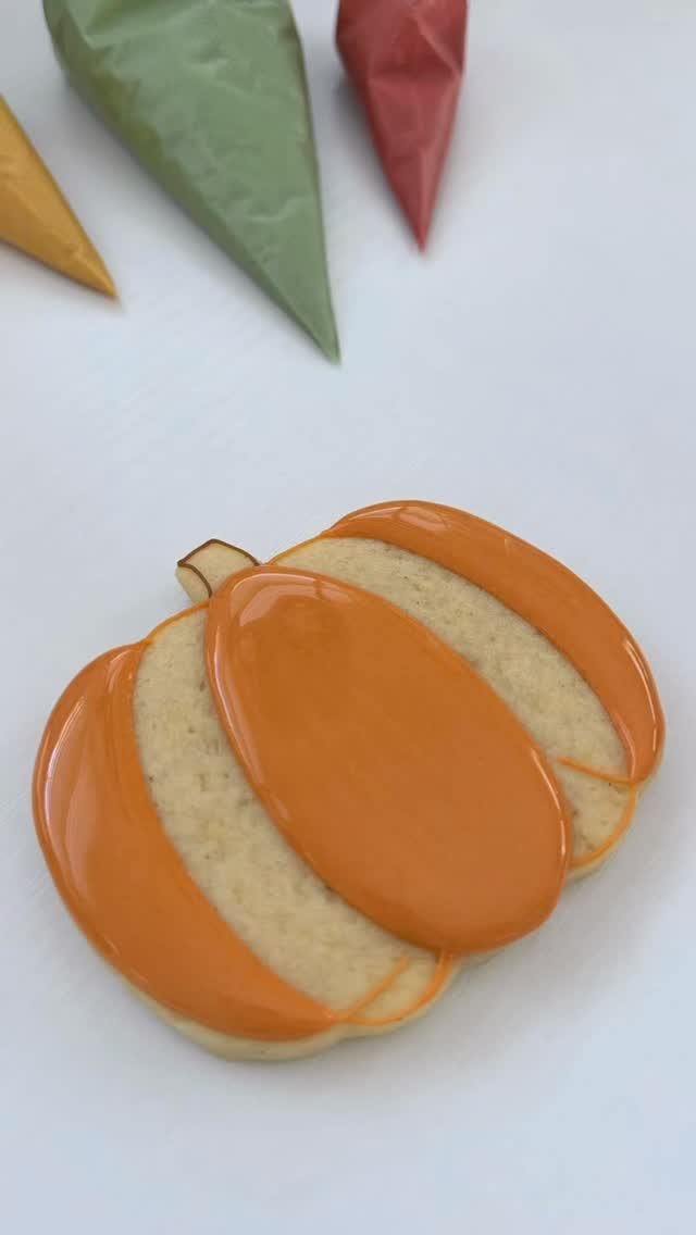 Happy Friday 🧡
#atlantasweets #atlantabaker #cookiesatlanta #decoratedcookies
#cookieart #smallbusinessatl #fallcookies #pumpkincookies
