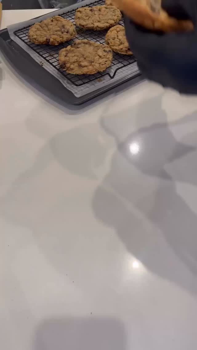 Fresh out the oven ✨Oatmeal Raisin Cookie baked with love and cinnamon ♥️
.
.
.
www.ahnaskitchen.com