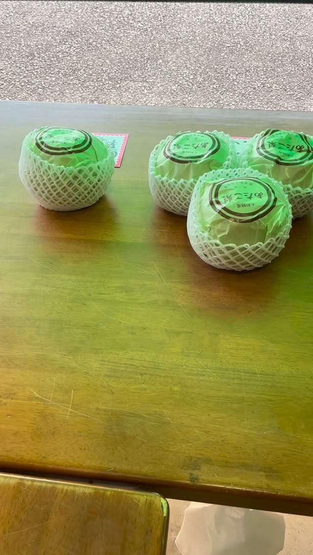 いつもたくさんのいいね👍とフォローありがとうございます😊
今日の店頭の梨は小さなサイズが多くなっています。
並んでいる🍐が売れてしまえば今期の直売は終わりにさせていただきます。
☆あきづき梨 過熟 完売
☆かおり梨 過熟 完売
☆甘太梨 やや過熟 完売
☆新高梨 やや過熟 完売
☆王秋梨 適熟 完売
☆愛宕梨 適熟 収穫販売中