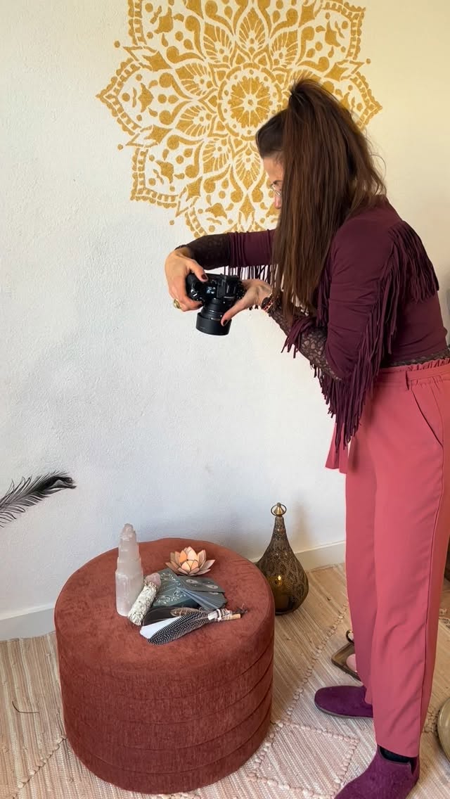 Good things come fast 💫
Of misschien beter gezegd: good things come when they’re ready 💖
Want eigenlijk stond deze shoot met @hannageelsfotografie al een jaar geleden gepland, maar deze moest meerdere worden uitgesteld omdat het deck vertraging had opgelopen. Maar toen ik haar afgelopen vrijdag een berichtje stuurde dat het deck klaar was om op de foto te gaan, had zij (dankzij een uitvaller) twee dagen later al tijd en ruimte 🙏🏻
En wat was het leuk 🤗 Zoveel oog voor detail, aandacht voor het proces en creativiteit, love it!!! Er kwamen steeds meer ideeën en accessoires uit de kast. Uiteindelijk hebben we Hanna’s halve inboedel gebruikt 😂 Alles voor de foto!
Binnenkort meer, maar nu alvast een kleine sneak peek van hoe het er achter de schermen aan toe ging ☺️
#kaartendeck #drijfveren #synchroniciteit