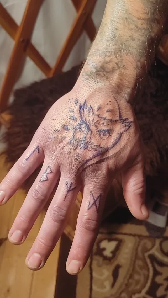 I see a man stepping up and leading his family with bravery. Thank you brother, for this opportunity to create magic with you.
#Stickandpoke #tattoo #intuition