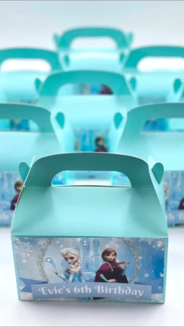 ❄️✨ Do you wanna pack some magic? ✨❄️
Our Elsa Party Boxes are sprinkled with magic and finished with a touch of snow (literally!) from our warehouse fairy 🧚♀️💙
Everything inside is fit for an ice queen — making Frozen dreams come true one box at a time!