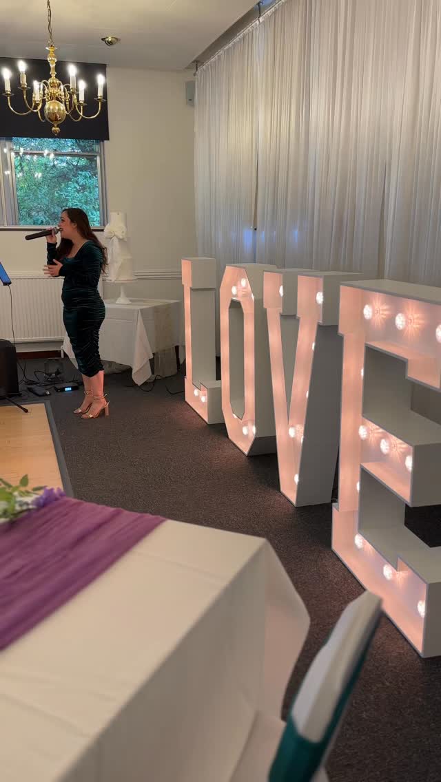 Another little clip from the styled shoot at @the_grange_littleover with @dreamsceneeventsandweddings ❤️💍 not only have we had The Lion King on for days now (thanks to my biggest girl) this song was also my first dance song, and I just love to sing it. A fairytale dream! Featuring the beautiful cake by @yumcake_cakesbygosia
#wedding #shoot #singer #fairytale #firstdance #romance #aislesong #coversong #weddingsinger #bridetobe #engaged #weddinginspo