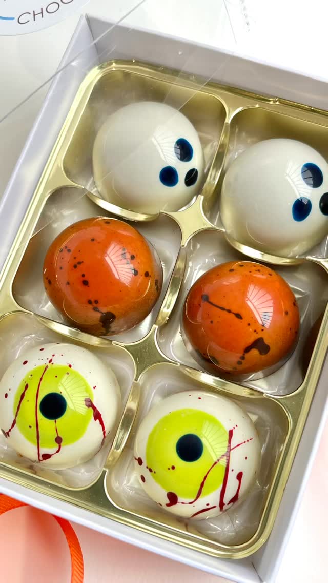 🎃✨ Happy Halloween! ✨🍫
Our Halloween Collection is here:
🍏 Apple & Cinnamon Caramel wrapped in silky white chocolate
👻 Toasted Coconut Ganache in smooth milk chocolate
🎃 Pumpkin Pie Spice Caramel, cozy autumn in every bite
📍 Where to find us this week:
Saturday, 1st November
@wappingdocklandsmarket
🕙 10am – 4pm
Come treat yourself to some delicious handcrafted chocolates 🍂🍫
#finechocolate #craftchocolate #handmade #artisanchocolate #chocolatelovers #handcraftedchocolate #halloweentreats #halloween