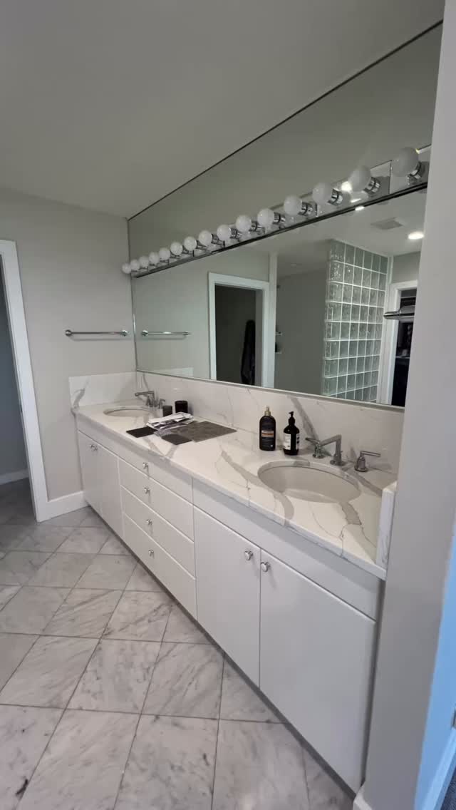 Presenting - the primary bathroom at House on the Hill ✨ our client wanted a space that felt organic but still masculine, with a very neutral and earthy color palette. I wish I could take you in person to this space, every surface has so much detail and texture, the videos don't do it justice! Scraped limestone, tumbled chisel edge marble, custom concrete... every surface in here tells a story. A huge thank you to our wonderful trades and suppliers for helping us bring this project to life! @tyronehoward @stoned.marbleandgranite @timelesscreationstile @mountaintimeplumbing @moldingmud @thetilehouseboise @francinimarble
#boiseinteriordesigner #boisegeneralcontractor #boiseremodel #boise #remodel #beforeandafter #boiseinteriordesign #bathroomremodel #boisremodel