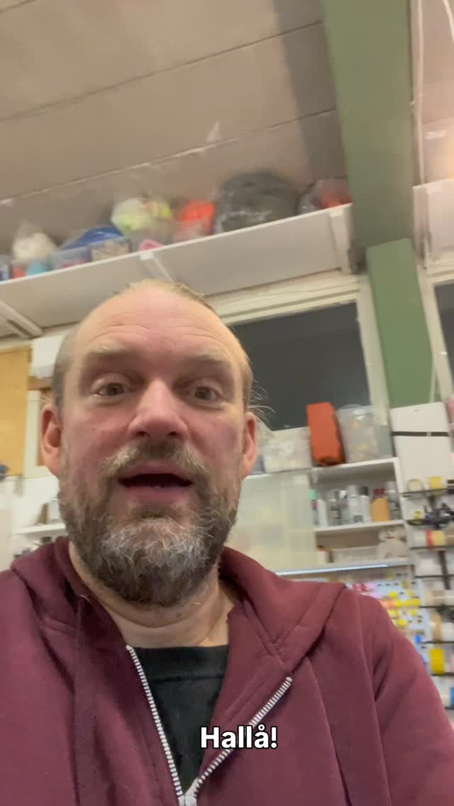 Till sommaren kanske jag behöver byta lokal. Har nu en verkstad och dockmakeri men kontraktet hos fastighetsvärden är under omförhandling eller uppsägning. Har ni några tips eller vill ni ha mig hos er? Tipsa och sprid. Kanske kan jag bli er nya hustomte på ett museum, teater, skola eller studio. Eller vill ni del lokal med mig? Nya möjligheter. Någonstans mellan 40 kvm och 1000 kvm beror lite på. Sprid ordet.