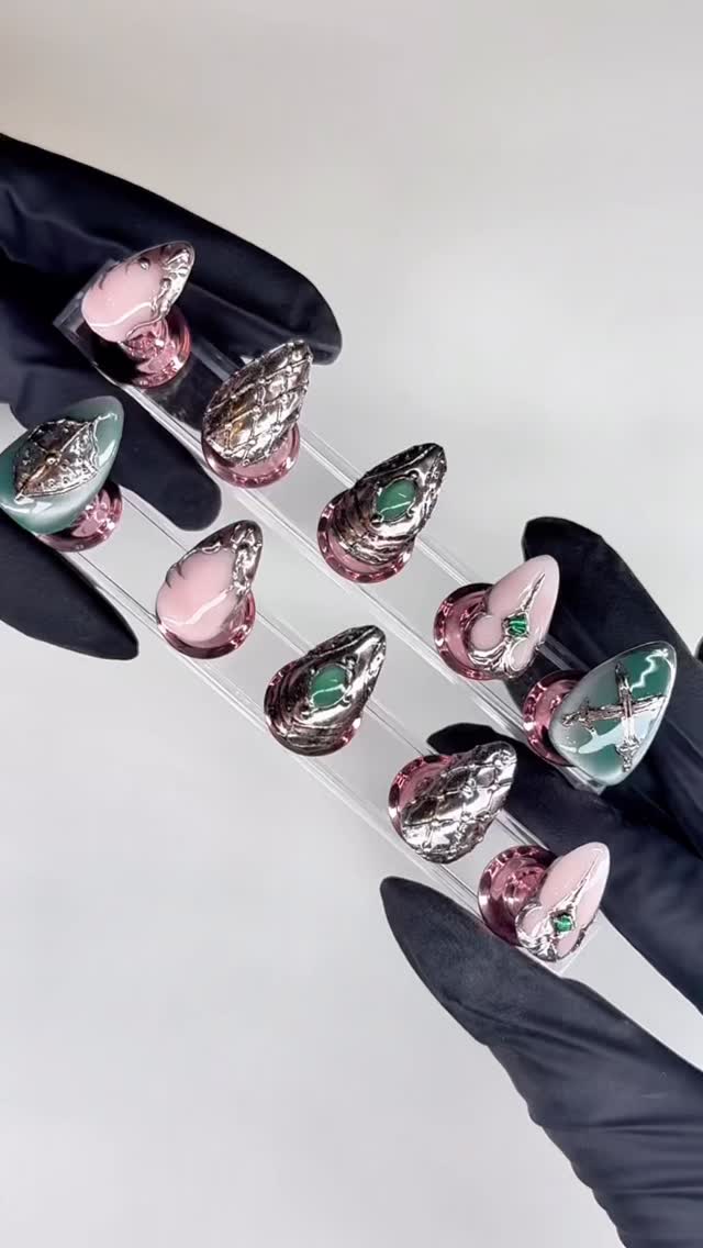 Where my fantasy girlies at? ⚔️
#fantasybooklover #armor #bookish #bookishnails #nailinspo