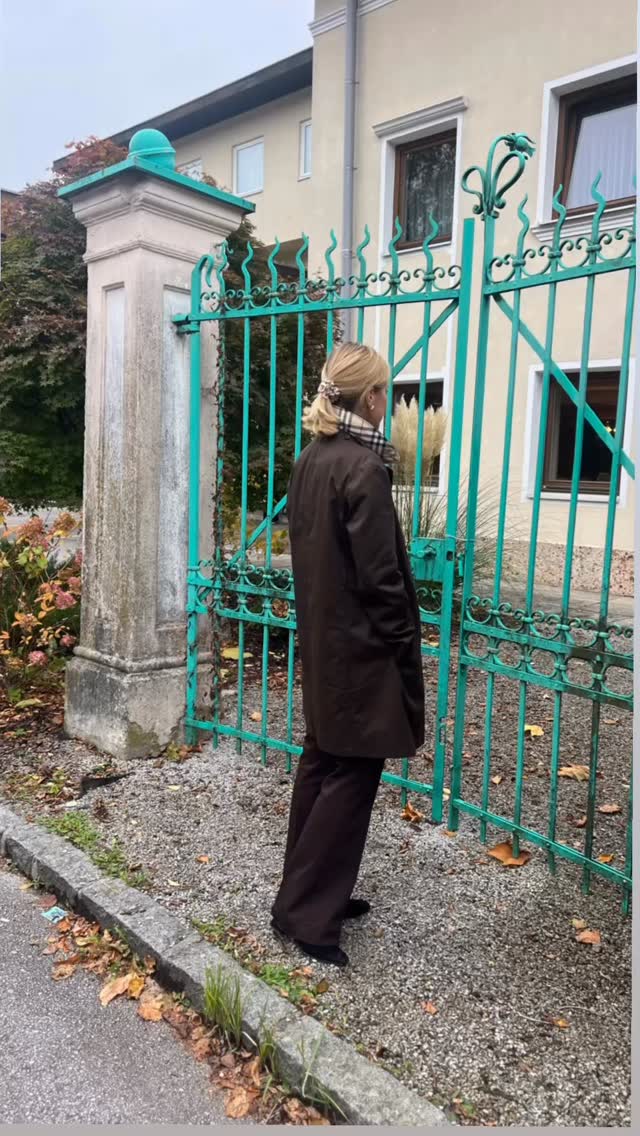 Har plockat fram en gammal goding ur garderoben đ§„đ€ Trenchcoaten frĂ„n Burberry har Ă„tminstone 17 Ă„r pĂ„ nacken.
Mitt bidrag till höstens đbruna garderob đ€
Outfit:
Trenchcoat @burberry
Byxor @mqmarqet
Kashmirtröja @mqmarqet
Knytblus @stenstroms_official
Stövlett @brunateofficial
#privateshopperstockholm #styleguide #personalstylist #fashionentrepreneur #fashionstyle #lifestyleguide #outfitinspo #outfitoftheday #brownoutfit #falltrends #classic #classicstyle