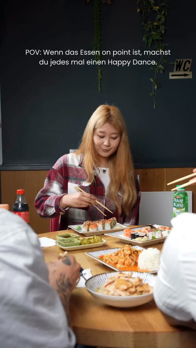 Wenn das Essen einfach so gut ist, dass du nicht anders kannst, als mit jedem Bissen zu tanzen! Geschmack, der dich in pure Happiness versetzt. 💃😍
#sushilovers #foodie #happiness #wien #noodleking