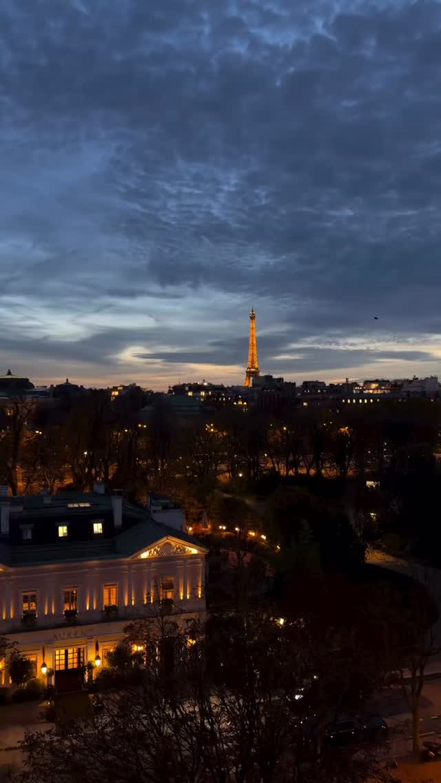 Beautiful moment captured by @raphaelmetivet Paris, 6pm today 💫 from @lareserveparis 🤩
#iloveparis❤️