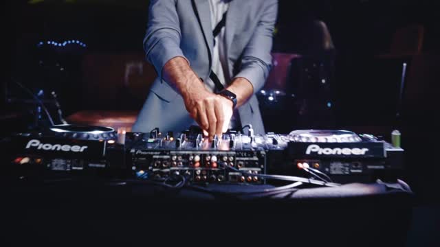 It's Fri… ah… Thursday again! 😉🪩🕺🏽💃🏽🔥
✨ Sugar Sky Allstars ✨
👉🏽 www.sugarskymusic.com
.
.
#SugarSky #Friday #Allstars #Party #Partyband #Music #disco #gala #showband #showact #band #Evententertainment #vienna #austria #wien