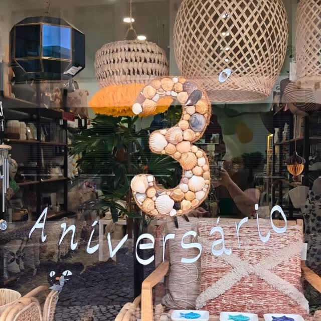 (PT) Estamos a celebrar 3 anos da Mar Interiors!
É difícil acreditar até onde chegámos desde que abrimos as portas em Portimão — desde as consultas de design e remodelações até à curadoria de peças artesanais e cheias de charme.
Um enorme obrigado a todos que nos têm apoiado, visitado, confiado as suas casas e partilhado connosco o amor pelo design intemporal. 💛
✨ Visite-nos esta semana e comemore connosco — a montra de aniversário já está pronta e temos algumas ofertas especiais na loja!
(EN) We’re celebrating 3 years of Mar Interiors!
It’s hard to believe how far we’ve come since opening our doors in Portimão — from design consultations and home makeovers to curating a collection of beautiful, handcrafted pieces.
Thank you to everyone who has supported us, visited our shop, trusted us with your homes, and shared our love for timeless design. 💛
✨ Come visit our shop this week and celebrate with us — our anniversary display is up, and we have a few special offers in store!
#MarInteriors #3Years #Anniversary #Portimão #Algarve #HomeDecor #InteriorDesign #ShopLocal #CoastalDesign #DesignStudio