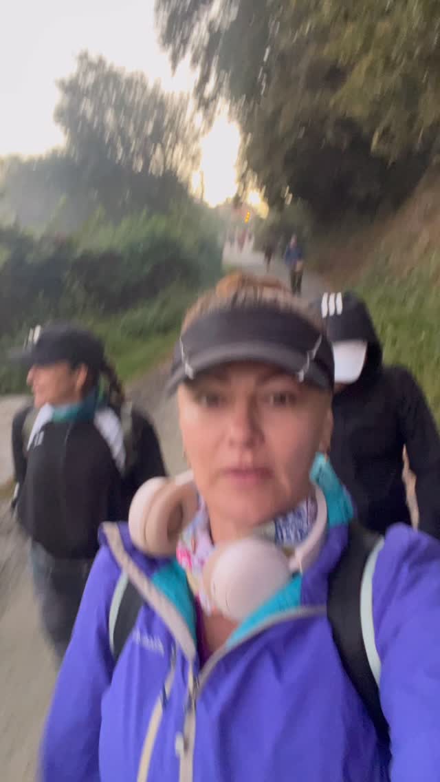 ✨ Cuarta etapa: Arzúa – O Pedrouzo ✨
Ya en vísperas de llegar a Santiago… la emoción se empezaba a sentir en cada paso 💛
Seguíamos disfrutando el camino, riendo, compartiendo y dejándonos sorprender por cada rincón 🌾🚶♀️
Una etapa llena de energía, ilusión y gratitud… sabiendo que lo mejor aún estaba por venir ✨
#CaminoDeSantiago #Arzúa #OPedrouzo #Etapa4 #CaminoFrancés #Peregrinos #BuenCamino #AventuraDelAlma #ExperienciasQueMarcan #NaturalezaPura #CaminandoAndo #ViajarEsVivir #CercaDeSantiago