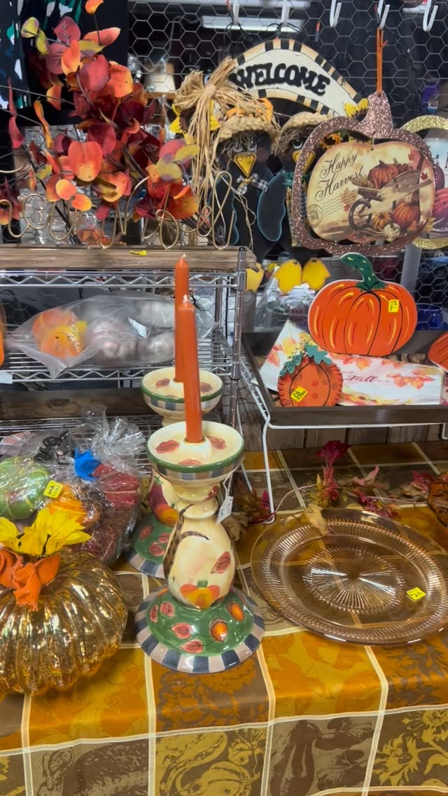 Put together a tablescape your friends and family will love this holiday season. With the Kyle Flea Market, you can be the host with the most - while spending the least 😉🕯️🍷
.
.
.
#holidaydecor #dinnerparties #tablescapedesign #hosting #dinnerware #dishes #vintageglassware