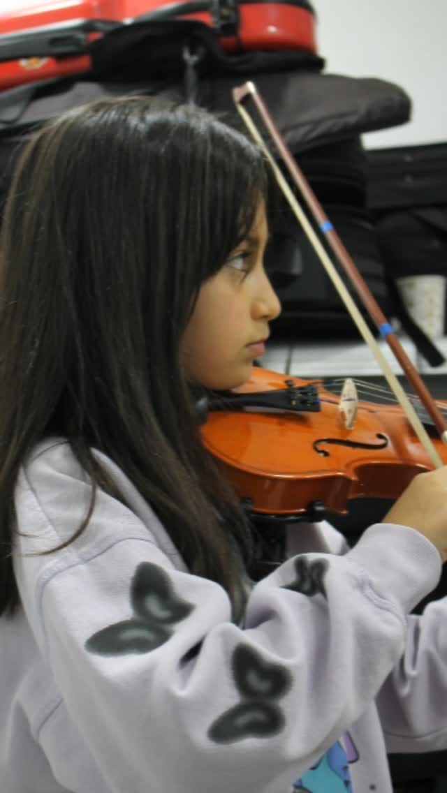 En Art Club, tocar violín es mucho más que aprender notas: es descubrir tu creatividad, desarrollar ritmo y técnica, entrenar el oído y expresarte a través de la música. 🎶
Cada clase es una aventura donde la diversión y el aprendizaje van de la mano. 💜✨
📱 Contáctanos y reserva el cupo de tu hijo 3118617584 y visita nuestra página web haciendo clic en el enlace de la bio.