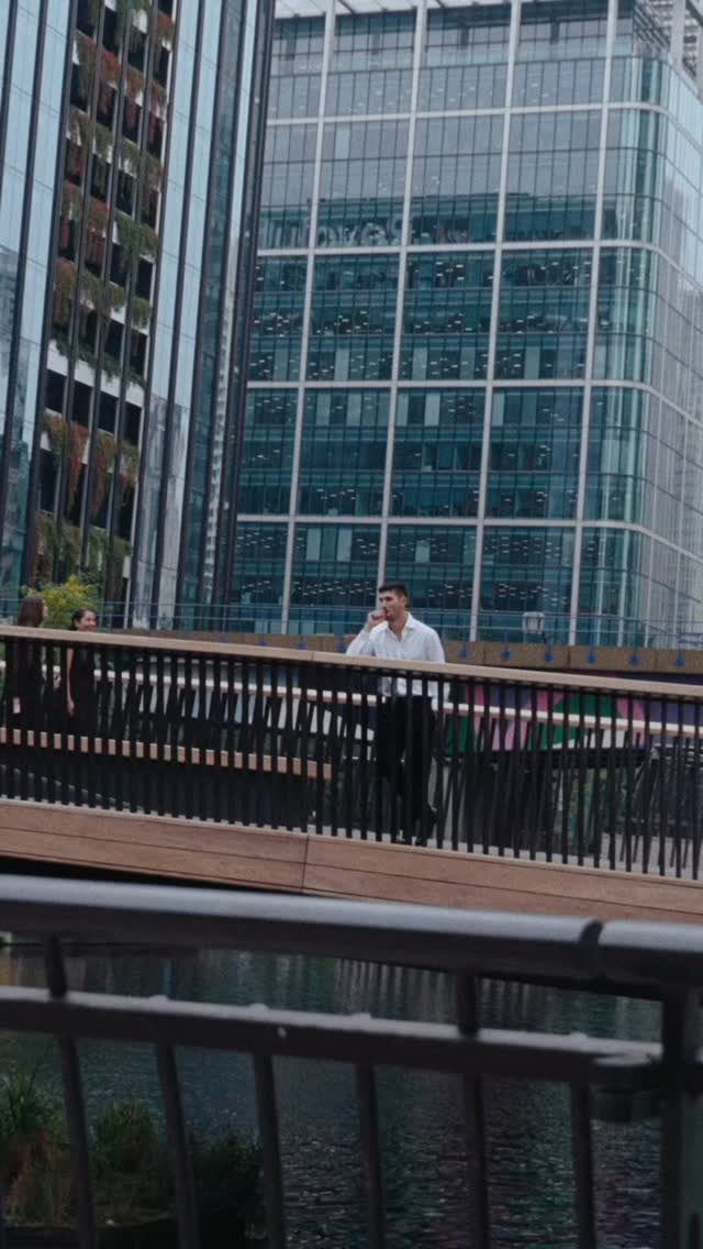 In the heart of London, some moments are yours alone. Charatan included.
#CharatanCigars #CigarLife #CigarCommunity #CigarAficionado #LondonLife #CityMoments #QuietMoments #SavorTheMoment #SlowLiving