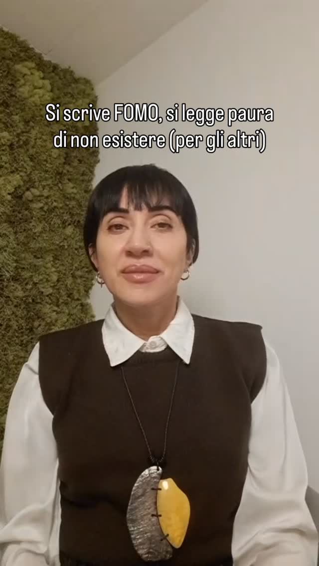 Scorriamo i social per sentirci parte di qualcosa, ma spesso finiamo per allontanarci da noi stessi.
La paura di restare esclusi (in inglese FOMO, fear of missing out) ci spinge a confrontarci, a rincorrere esperienze, a cercare conferme che non riempiono davvero.
Imparare a stare nel presente ed accogliere il silenzio è il primo passo verso la costruzione di legami che nutrono e non consumano.
Leggi l'articolo completo, link in bio e nei commenti.
#fomo #ansiasociale #psicologia #psicoterapia #relazionisane