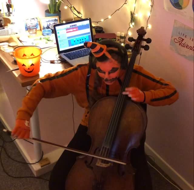Can’t let spooky season pass by without reliving this lockdown classic 👻
Grooving to the ghostbusters bass line dressed as a pumpkin wasn’t on my bucket list but life is full of surprises eh?! 🎃
Big up @kaleidoscopeorchestra for keeping us all busy/smiling/bopping during lockdown 🙌
#halloween #ghostbusters #cello #groove #orchestra