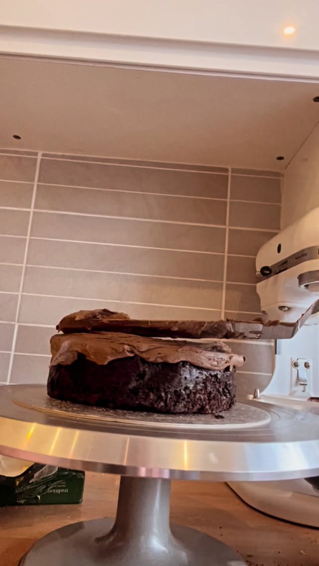 Time for a baking reel! What wee birthday boy wouldn’t love a luscious chocolate cake topped with chocolate buttercream and his favourite machines! 🍫♥️ The hand sprinkled ‘dirt’ is leftover chocolate sponge crumbs.
And this size of cake is very popular as it suits a home family party from 6 big slices up to 10 thin ones. Like what you see but need a different party theme? Link in bio to choose yours under Choose a Buttercream Party Cake button 👉
#baking #cakedecorating #cakedecorator #cakeartist #cakeart #cake #cakes #caker #cakesofinstagram #smallbusiness #cakereel #cakereels #glasgowfoodies #glasgowwestend #glasgowfood #glasgowbusiness