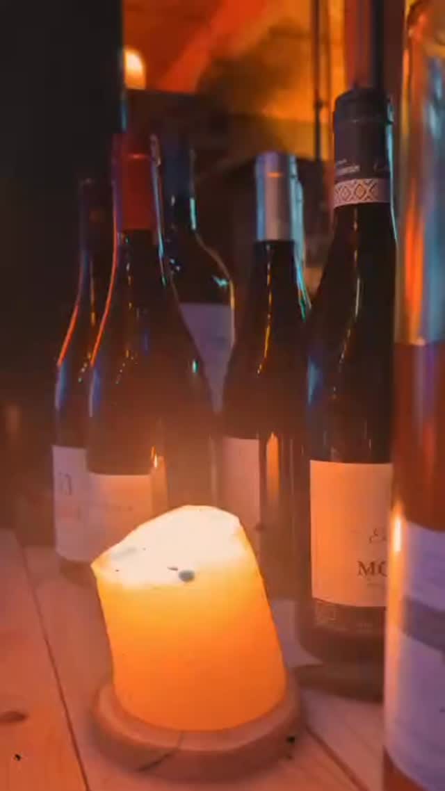 Du jus, des rires, des amis réunis,
un souffle de vie, un air d’infini.
Sous les lampions des Jardins de la Luciole,
le temps s’étire, le son s’envole.
Bonheur et amour, trésors d’un soir,
qu’on garde au creux du cœur, sans vouloir les voir partir trop tard.
Merci à Louis Louis, Justine sans oublier Nico et Lucie pour un accueil emplie de chaleur et de douce folie.