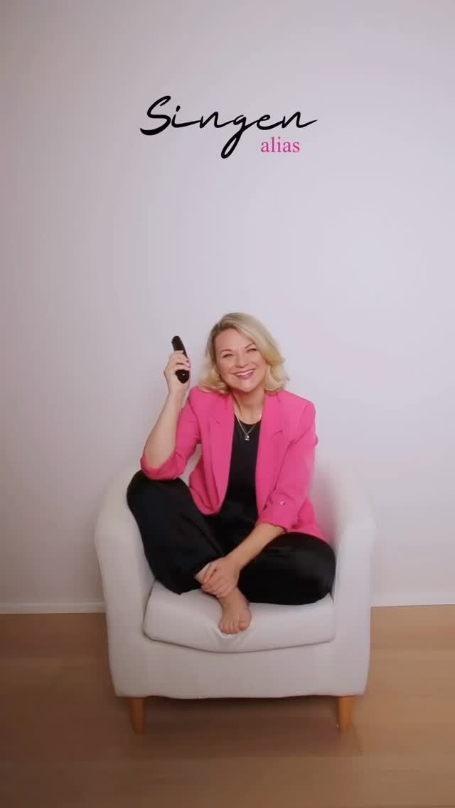 Singen ist so viel mehr als nur Technik.
Singen wirkt heilsam.
Es bringt den Atem runter, sortiert Gefühle,
entspannt das Nervensystem und macht den Kopf freier.
Es lässt festgehaltenes „Zeug“ raus, ohne dass es erklärt werden muss.
Kein Zauber.
Keine Esoterik.
Einfach ein körpereigener Reset- Knopf, den wir alle haben.
Und den darfst du benutzen 🤍
#singenmachtglücklich #singenmachtspaß #gesangsunterricht #gesangslehrerin #stimme #voice #yourethevoice