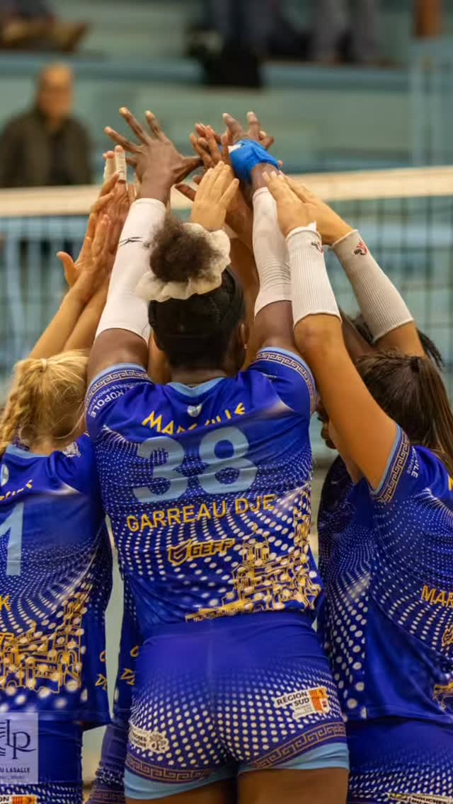 🏐 Victoire à domicile!
Notre équipe s’impose 3/1 contre Le Cannet 💪🔥
Une belle énergie, un vrai esprit d’équipe, et le soutien de notre public! merci à tous 🙏
📣 Venez nombreux soutenir nos filles lors des prochains matchs à domicile 💙🤍
Merci au photographe @liloul_photo pour ces superbes images 📸
#Volley #Victoire #Équipe #EspritdÉquipe #National2 #MatchDay #VolleyballLife #Nous #oncraintdegun #marseille