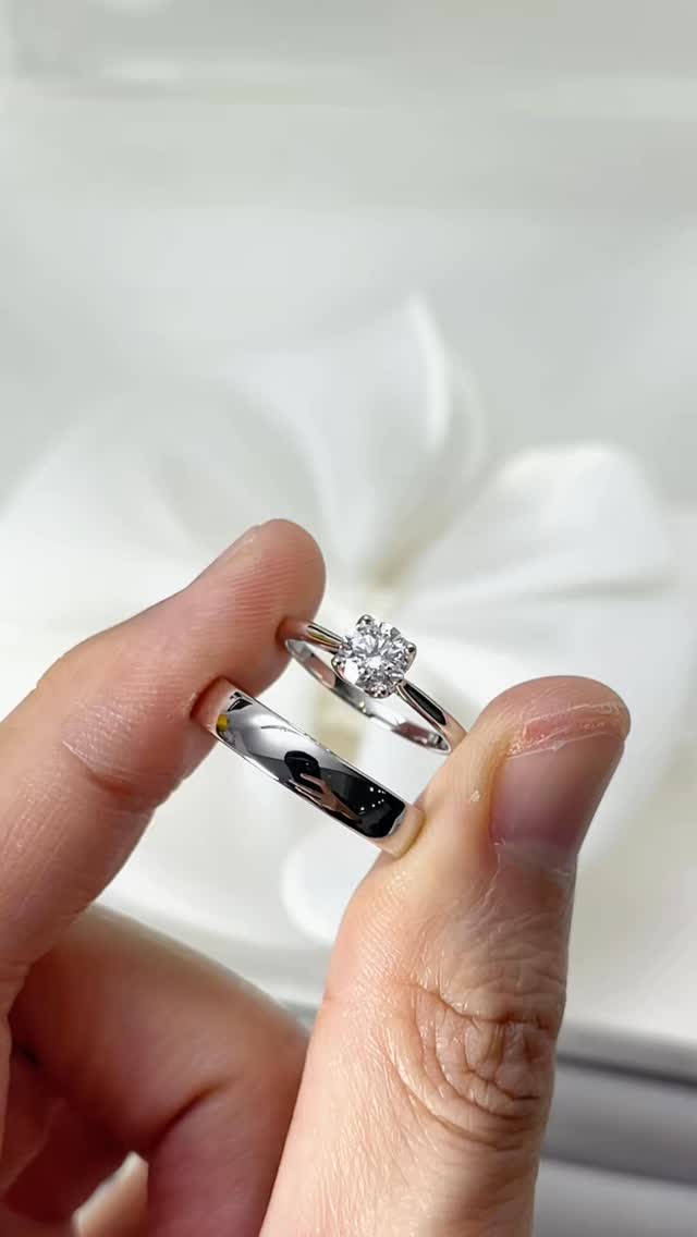 แหวนเพชรชู GIA 0.60กะรัต น้ำ100 D Color VS2 3EX NONE และแหวนเกลี้ยงแบบคลาสสิคครับ เป็นคู่ที่มินิมอล สวยงาม Timeless มากๆครับ ยินดีด้วยกับลูกค้าทั้งสองท่านนะครับ • 18K White Gold ✨💍
.
Budget : 7x,xxx THB +/-
.
ลูกค้าที่สนใจแวะมาชมสินค้า รบกวนนัดหมายล่วงหน้าก่อนนิดนึงนะครับ ☺️
.
ตัวเรือนทองแท้18K พร้อมเพชรใบเซอร์ GIA สำหรับขนาด 0.18 กะรัตขึ้นไปทุกเม็ด
.
หน้าร้านใกล้ BTS เพลินจิต พร้อมบริการหลังการขายทุกเรื่อง ดูแลลูกค้ามาแล้วกว่าสองพันคู่ ชมรีวิวจากลูกค้าได้ที่ >> https://www.minimojewelry.com/testimonial
.
ดูแบบแหวนทั้งหมดได้ที่ —> https://www.minimojewelry.com/weddingringsdesign
.
** แถมฟรี เลเซอร์สลักชื่อ เลือก Font ที่ชอบได้
** พร้อมกล่องแหวนสวยๆสำหรับเข้าพิธี
.
💎 Inbox: m.me/minimo.jewelry
💎 Line: @minimo.jewelry (มี @)
💎 Web: http://minimojewelry.com
💎 Call: 092-456-9509
.
** เนื่องจากงานของทางร้านเป็นงานสั่งทำตามความต้องการของลูกค้า ราคาจึงอาจมีการปรับเปลี่ยนตามดีไซน์ สเปคเพชร ไซส์แหวน และราคาทอง/เพชร ในแต่ละช่วงเวลาครับ
.
#minimojewelry #แหวนคู่ #แหวนแต่งงาน #แหวนเพชร #แหวนหมั้น #diamond #diamondring #แหวนเพชรแท้ #เพชรGIA #engagementring #ทองแท้ #เพชรแท้ #weddingring #เพชรแท้ราคาโรงงาน #แหวนเพชรGIA #weddingring #แหวนชู #แหวนหมั้น #ring #ใบเซอร์gia #เพชรน้ำ100 #งานแต่งงาน #เซอร์ไพรส์ขอแต่งงาน #ขอแต่งงาน #ແຫວນແຕ່ງງານ #ງານແຕ່ງດອງ #ຮ້ານເພັດ #ແຫວນແຕ່ງດອງ