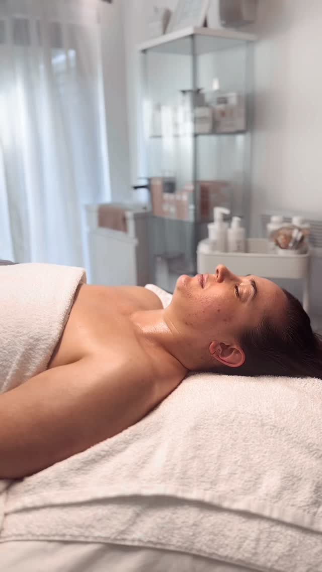 When I slow down during a facial massage, it’s not just for relaxation, it’s intentional.
Slow, mindful movements help your nervous system shift into rest mode, allowing your skin to actually receive the benefits. The fascia softens, circulation improves, and tension melts away. It’s a moment for your skin.
🗓️ Book via the link in bio
📍 Aylesbury, Buckinghamshire
📞 07759567391
📩 info@skinbycatherinemaria.com
🌍 www.skinbycatherinemaria.com
#aylesbury #aylesburybusiness #aylesburyvale #aylesburymums #aylesburyfacials #aylesburybeauty #aylesburybeautysalon #aylesburytown #buckinghamshire #buckinghamshirebusiness #buckinghamshirewedding #buckinghamshiremums #buckinghamshirelife #buckinghamshirebeauty #fairfordleys #berryfieldsaylesbury #kingsbrookaylesbury #westonturville #stokemandeville #wendover #astonclinton #waddesdon #haddenham #longcrendon #dermaviduals® #dermaviduals #dermavidualsuk #dermavidualsskincare