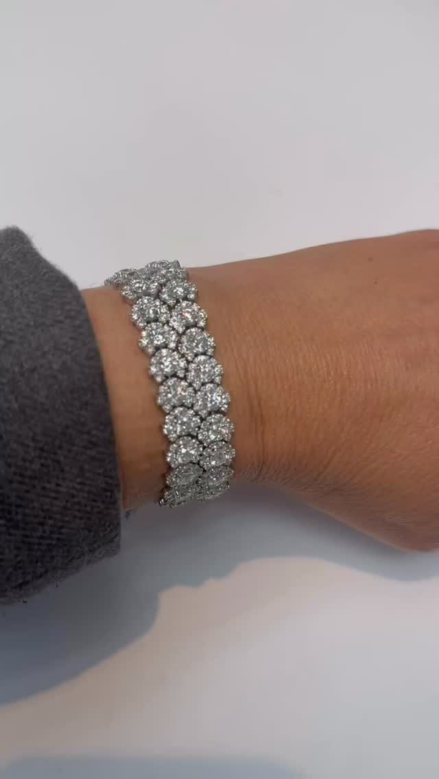 Diamonds galore, glistening for the holiday season! #jewelryaddict #diamonds #diamondbracelets #finejewellery #holidaygiftideas #jewellery #alperjewelry #miamijewelry #instagood #love#trendingreels❤️ #viralreels