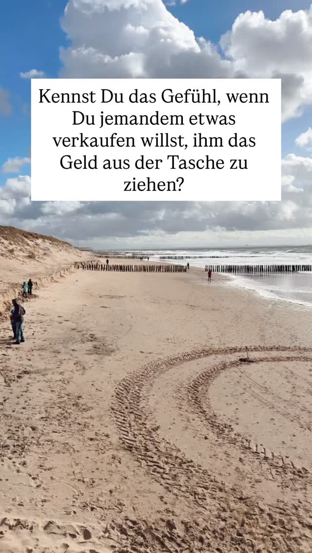 Kennst du das Gefühl, wenn du etwas verkaufen willst –
und dich plötzlich ertappst, wie du denkst:
„Oh Gott… jetzt zieh ich der Person das Geld aus der Tasche“?
Selbst dann, wenn du eigentlich total überzeugt bist
von dem, was du anbietest?
Ob das nun dein Coaching, dein Produkt oder deine Dienstleistung ist.
🧠
Lass uns mal die Perspektive wechseln.
Wann gibst du gern Geld aus?
Für was?
Und vor allem – an wen?
Wahrscheinlich für Dinge, die dir guttun.
Für Menschen, denen du vertraust.
Für Angebote, bei denen du spürst:
„Das hilft mir wirklich weiter.“
Und genau da liegt der Punkt:
Verkaufen heißt nicht, jemandem was wegzunehmen.
Verkaufen heißt, jemandem etwas zu geben,
das ihn oder sie weiterbringt.
💛
Wenn du mit deinem Angebot ein Problem löst,
ein Bedürfnis stillst oder Mut machst,
dann ist das kein „Verkauf“.
Dann ist das eine Partnerschaft auf Augenhöhe.
Im besten Fall entsteht daraus eine win-win-Situation:
Du darfst mit deiner Arbeit Geld verdienen.
Und dein Gegenüber bekommt genau das,
was es gebraucht hat, um weiterzukommen.
Verkauf ist kein Trick, kein Druck, kein Überreden.
Verkauf ist Verbindung. Vertrauen. Verantwortung.
Also lass uns ab heute aufhören,
das Gefühl zu haben, dass wir jemandem was „wegnehmen“.
Und anfangen zu verstehen,
dass wir etwas geben, was einen echten Unterschied macht. 🌿
Und weißt du was?
Genau dieser Gedanke macht’s so viel leichter.
So viel echter.
So viel schöner. ✨
💬 Schreib mir mal:
Wie fühlt sich verkaufen für dich an – leicht, oder eher unangenehm?
Was hält dich vielleicht noch zurück?
#verkaufenmitherz #mindsetshift #perspektivenwechsel #gründungsmindset #femaleentrepreneur #selbstständig #sichtbarkeit #wertschätzung #herzbusiness #verkaufspsychologie #mentorin #tessameigies #businessmitbedeutung