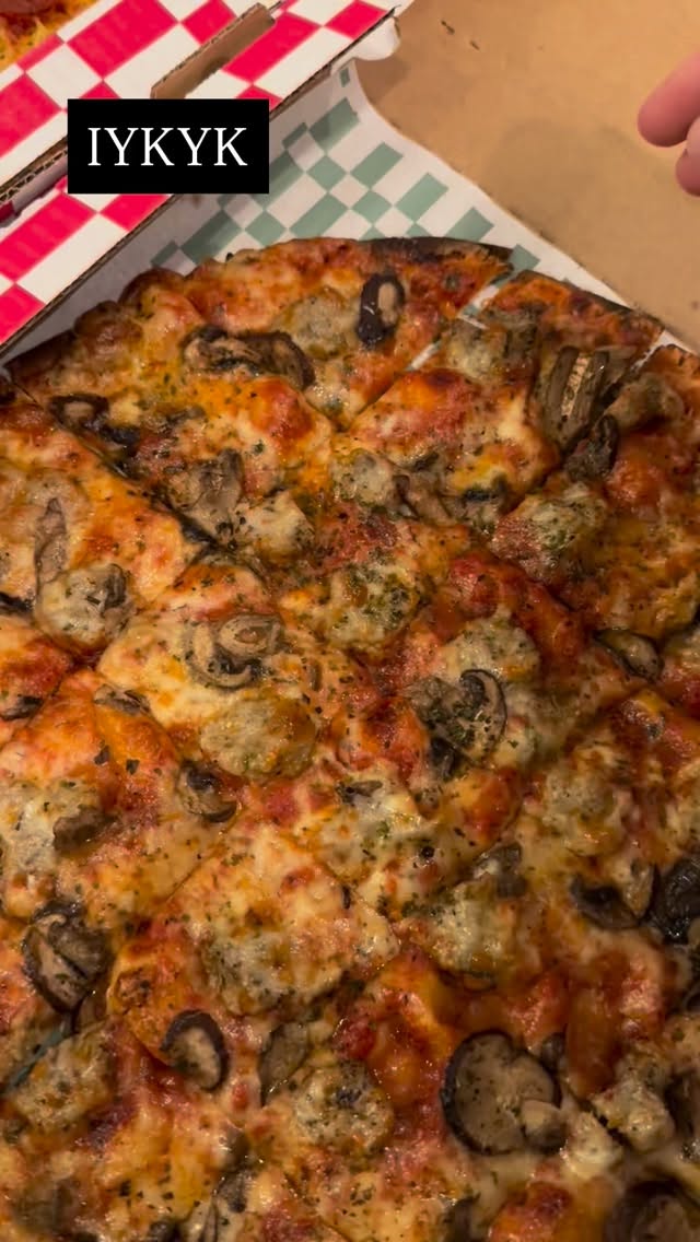 IYKYK the corner piece is CHOICE. @pizz.amici #pizza #pizzanight #chicagopizza #chicagofood #food #delicous #iykyk #deliciousfood