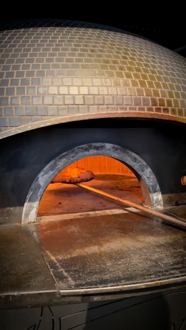 🎥 Making of: unsere Kürbispizza 🍕🍂
Vom frischen Hokkaido bis zum letzten Tropfen Crema di Balsamico – bei uns wird jede Burrata Zucca e Rucola mit Liebe gemacht. 💛
Hausgemachte Kürbiscreme, cremige Burrata, geröstete Kürbiskerne & Rucola – Schicht für Schicht ein Stück Herbstglück.
So entsteht bei uns echte Pizza artigianale. ✨
#nuva #herbstgefühle #burrata #pizzalove #pumpkinseason #makingof