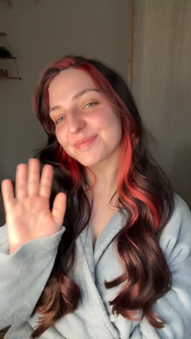 ✨ Routine complète Histoire de Peau ✨
On débute avec le Peeling Végétal, appliqué sur peau sèche. On laisse poser 2 à 3 min, on masse 🌸
On enchaîne avec l’Émulsion Essentielle, un lait doux à la rose et au cédrat pour retirer le peeling et apaiser la peau 🌹
Vient ensuite le Réveil Essentiel, une lotion fraîche appliquée au coton pour tonifier et illuminer le teint 💧
Puis l’Enveloppement Luminor, un masque vitaminé à l’orange : 12 à 15 min de pose pour un effet coup d’éclat 🍊
On parfait le soin avec la Pluie Vitale, une lotion hydratante et rafraîchissante 🌿
On hydrate le contour des yeux et des lèvres avec Le Précieux ✨
Et on termine avec la Crème Super Hydra+, pour une peau nourrie, souple et éclatante ☀️
By @mathildemay_com
#skincare #beaute #soindelapeau #skincareroutine #cosmetique #cleanbeauty