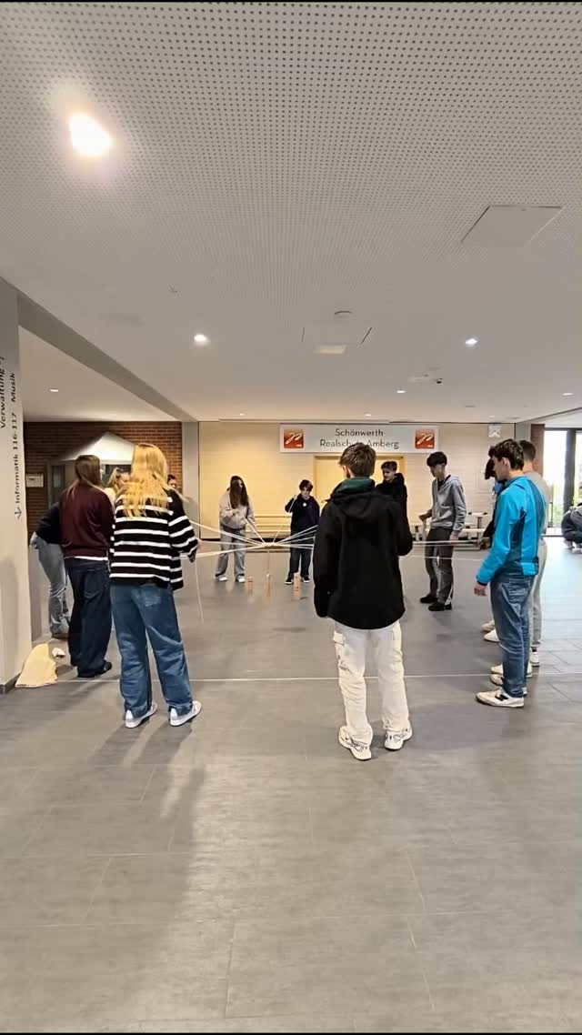 Happy Halloween 🕸️🦇👻🎃 euch allen!
Heute hab's für eine 10. Klasse ein paar Teambildungsspiele. Im Abschlussjahr ist es besonders wichtig, dass eine Klasse als Team zusammenhält. Dieses Jahr bringt viele Herausforderungen mit sich – Prüfungen, Projekte und die Vorbereitung auf den nächsten Lebensabschnitt. Wenn die Klasse gut zusammenarbeitet, entsteht ein starkes Gemeinschaftsgefühl, das Stress reduziert und Motivation stärkt. Außerdem machen gemeinsame Erfolge und Erinnerungen das Abschlussjahr zu einer besonderen Zeit.
In diesem Sinne: schafft gemeinsame Erinnerungen an eine schöne Schulzeit! 🥰 Und für heute: SCHÖNE FERIEN 🎉
#srsamberg #amberg #schule #gutelaune #teambuilding #abschlussjahr
