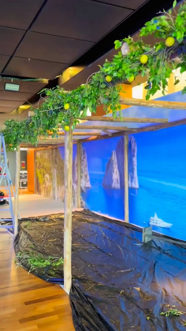 Hoje tivemos a honra de dar vida ao cenário idealizado pela LBN Hub para esse projeto extraordinário da Cyrela.
Inspirado no universo Dolce & Gabbana e na atmosfera vibrante da ilha de Capri, na Itália, o conceito ganhou forma com uma paleta marcada pelos limões sicilianos, em tons de verde, amarelo, azul e branco. O resultado é um cenário fresco, elegante e cheio de personalidade.
@lbnhub
@jkiguatemi
@vallfloresefolhagens
@thayapmarcondes
@audiovisualconceitos
#eventocorporativo
#eventossp
#cenografia
#cenografiadeeventos
#decoracaodeeventos
#experiência
#brandexperience
#eventopremium