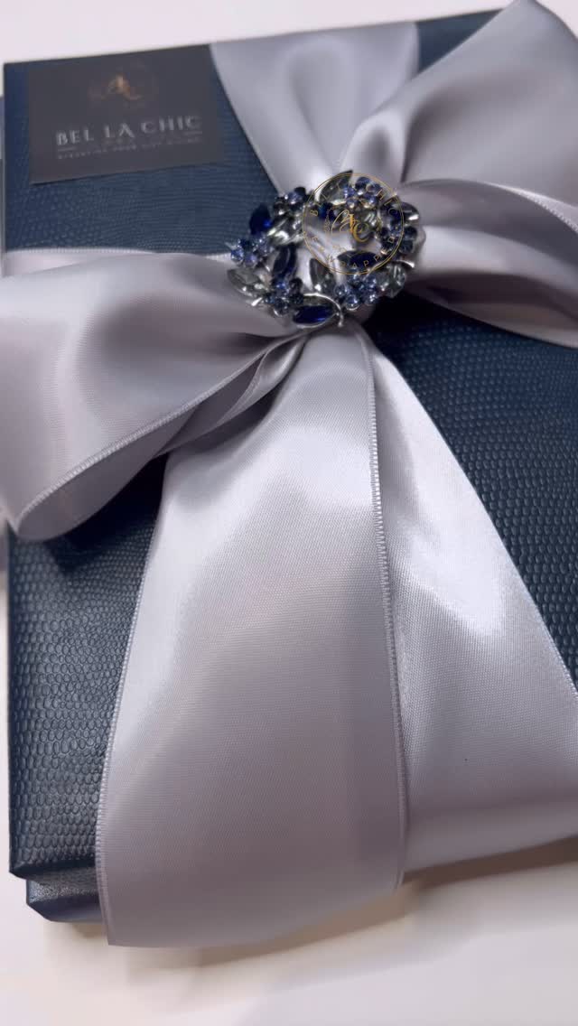 Custom navy handmade gift wrapping paper paired with our luxury 2-inch grey satin ribbon and finished with an elegant embellishment — every detail designed to impress. ✨
At Bella Chic Enwrapped, we turn ordinary gifts into extraordinary presentations. Whether it’s for a special occasion, luxury brand, or corporate gifting — your wrapping should speak luxury before the gift is even opened.
📍Book our Luxury Gift Wrapping Services today and experience the art of timeless presentation.
#BellaChicEnwrapped #LuxuryGiftWrap #bellachicenwrapped_ #bellachicenwrappedgiftservices #giftwrappingservices #ElegantPresentation #CorporateGifting #LuxuryBrandPackaging #CustomGiftWrap #luxurydetails