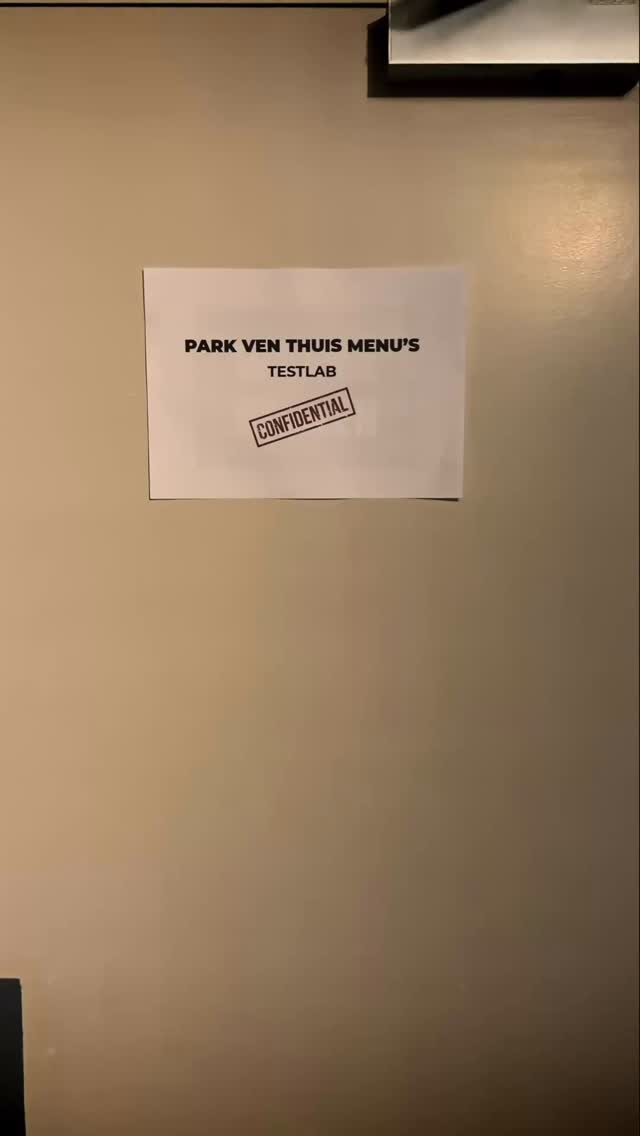 ✨ Afhaalgerechten voor eindejaar: Park Ven Thuis Menu’s ✨
Klassiekers met een moderne twist, vanaf nu ook bij jou aan tafel.
Tijdens de eindejaarsperiode brengen we onze geliefde keuken tot bij je thuis.
Verfijnde gerechten, met liefde bereid door ons keukenteam, om samen van te genieten aan je eigen feesttafel. 🍾
📦 Afhalen bij Park Ven
📅 Beschikbaar met de feestdagen
🍽️ Makkelijk op te warmen, met duidelijke instructies
❤️ Voor een gezellige avond zonder keukendrukte
Bestel vanaf vandaag via onze website en proef de gastvrijheid van Park Ven… gewoon bij je thuis.