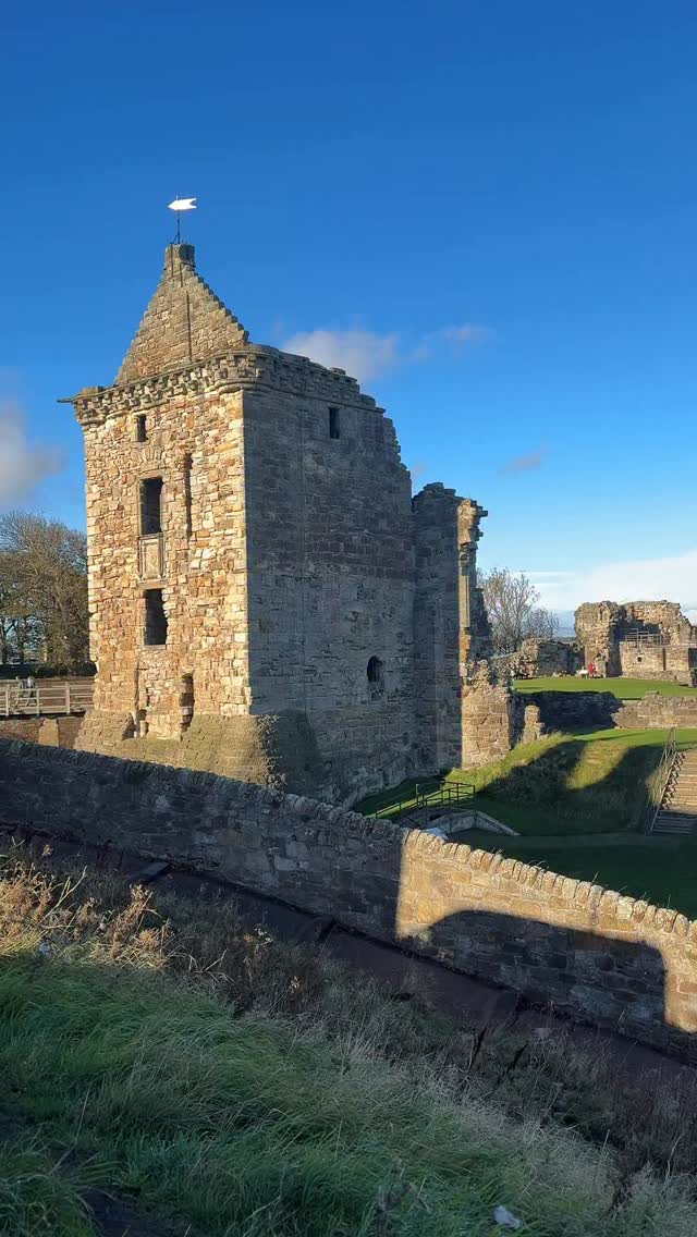 Was so lovely to see so many people making the most of the autumn sunshine at Castle Sands âïž This tidal pool means so much to the local community, and thereâs currently a restoration project underway to raise funds for improved accessibility and to restore the pool itself @castle_sands_restoration
Have you tried cold water swimming here?