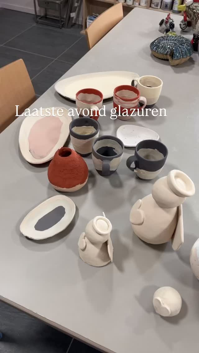 De laatste avond glazuren van de beginnerscursus. Nog een flinke klus voor de oven. Kujken jullie mee de komende dagen?