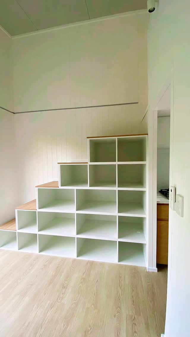 New custom stairs just finished up for one of our current builds. This client asked for open shelving so they can keep everything easy to access and display their favourite pieces.
If you’d prefer cupboards or drawers for a more streamlined look, we can do that too — every unit is built to suit your style and the way you live.
If you’d like to chat options or see this one in person, just get in touch.
#TinyHomeDesign #GruAustralia #ModularHomes #TinyLiving #SunshineCoastBuilders #CustomTinyHome