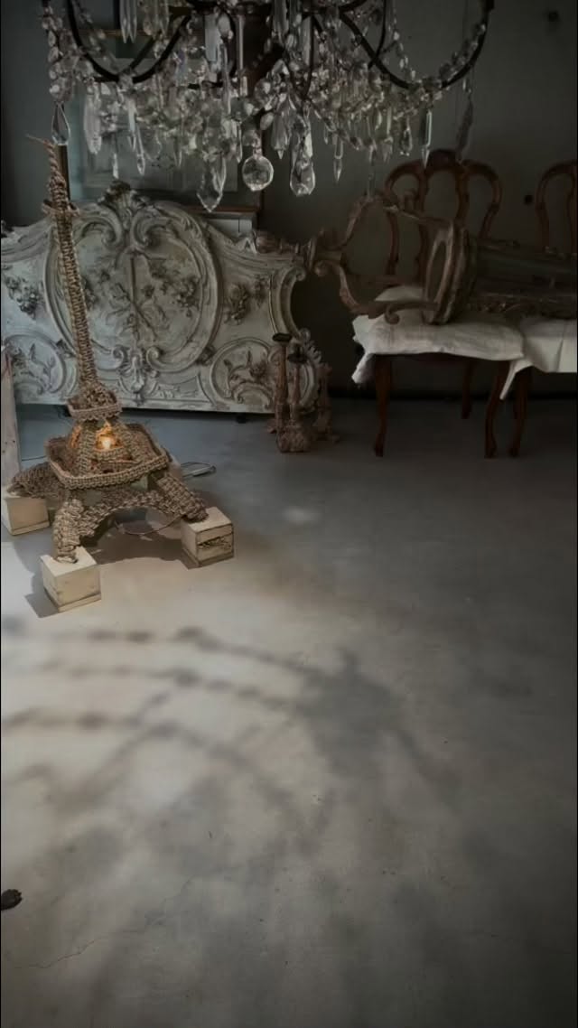 L I B E R A L A R T S
🐈⬛ 🐈⬛ 🐈⬛
“Culture Classの説明”と“Cafés et Bars”
“Cafe et Wine Bar”
📅 11/10(月) 12:00–18:00
書と美術、そして紅茶の香りが交わる午後。
“Liberal Arts” の小さな時間を、自由が丘で。
小さなカフェバーの日です。
紅茶・ハーブティー・ワイン、
そして少しの焼き菓子をご用意しています(無料)。
n°2 “Histoire de l’art et Calligraphie – Comme un artisan d’art”
カリグラフィーと美術史の講義の簡単な説明、
講師である福谷が在中します。
JBAdeVのデザインをアスティエさんよりお借りした
指輪の受注会も同時に行います。
この日は「JBAdeVのすべての商品が10%OFF」となります。
📍 Galerie Française et JBAdeV
※ 通常営業と同時に行っていますので、お気軽にご来店ください。
ご予約は不要ですが、
一言DMでご参加希望のお知らせいただけると助かります。
🐈⬛ 🐈⬛ 🐈⬛
“Culture Class”
n°2 “Histoire de l’art et Calligraphie – Comme un artisan d’art”
美術史とカリグラフィー “アルチザンのように”
カリグラフィー講師|リバティ カリグラフィー 福谷直美
美術史|青山学院大学教授 水野千依
美術技術|草ヶ谷彰彦
美術史はイタリア・ルネサンス期とオランダ17世紀美術、
カリグラフィーはイタリアンハンド書体。
教室のインテリアは、18〜19世紀フランスのアトリエスタイルを
イメージしています。
📅 12月20日(土)
📍 Galerie Française et JBAdeV
受講料:有料
西欧美術史と文化に結びついた美術的視点を持つ
Galerie Française et JBAdeVで行うカリグラフィーの教室です。
詳細は @galeriefrancaise_et_jbadev の投稿(11月10日以降)、
または11月10日の “Cafe et Bar” にてご説明いたします。
ご予約の受付は11月10日以降に開始予定
お申込みは @galeriefrancaise_et_jbadev DMよりお願いいたします。
*少人数での開催を予定しております。
なるべく多くの方にご参加いただけるよう、
初めての方を優先いたします。
“カリグラフィーのみ”“美術史のみ”のご受講はできません。
*カリグラフィーや、フランス・西欧の古い文化や美術に興味のある方、
カリグラフィー初心者の方を歓迎いたします。
イタリアンハンドの教室もその後に予定しています。
*多数の希望者があった場合、ご希望に添えない場合がございます。
あらかじめご了承ください。