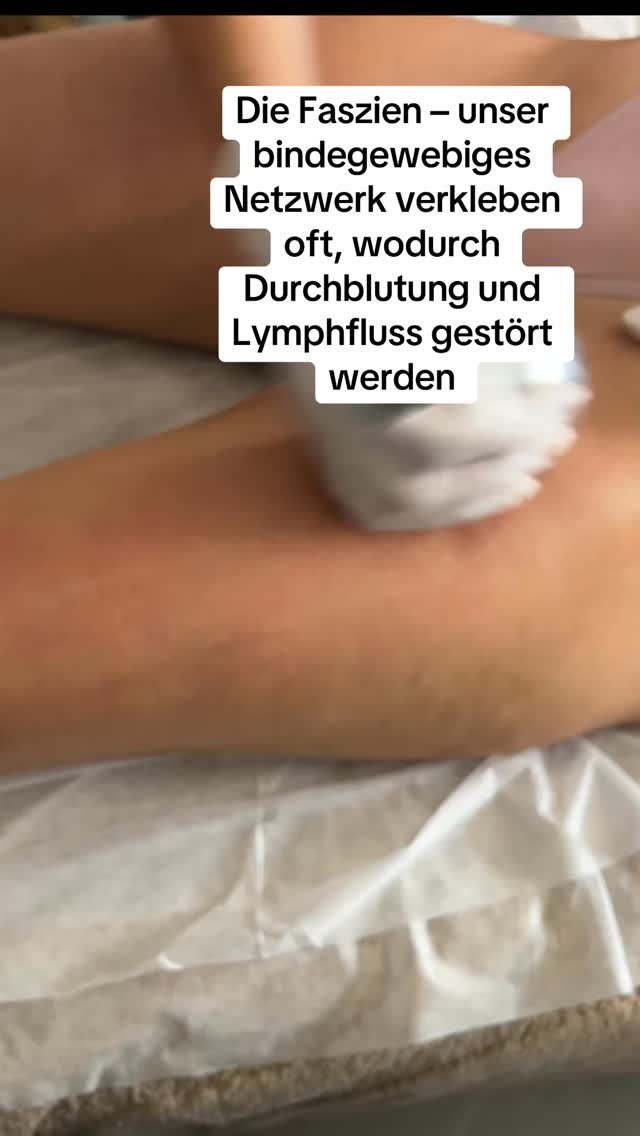Was ist ein Lipödem?
Das Lipödem ist eine chronische, meist hormonell bedingte Fettverteilungsstörung, die fast ausschließlich Frauen betrifft. Typisch ist eine symmetrische Fettansammlung an Beinen, Hüften, Armen – bei gleichzeitig schlankem Oberkörper.
Es kommt häufig zu:
• Spannungsgefühlen
• Druckempfindlichkeit und Schmerzen
• schneller Bildung von Hämatomen
• Schweregefühl in den Beinen
• eingeschränkter Beweglichkeit
Das Lipödem ist nicht durch Übergewicht oder falsche Ernährung bedingt, sondern hat hormonelle und genetische Ursachen. Häufig tritt es nach Pubertät, Schwangerschaft oder in den Wechseljahren auf
#lipodem #münchen #wassereinlagerungen #faszien #faszientraining #faszienmassage #healing