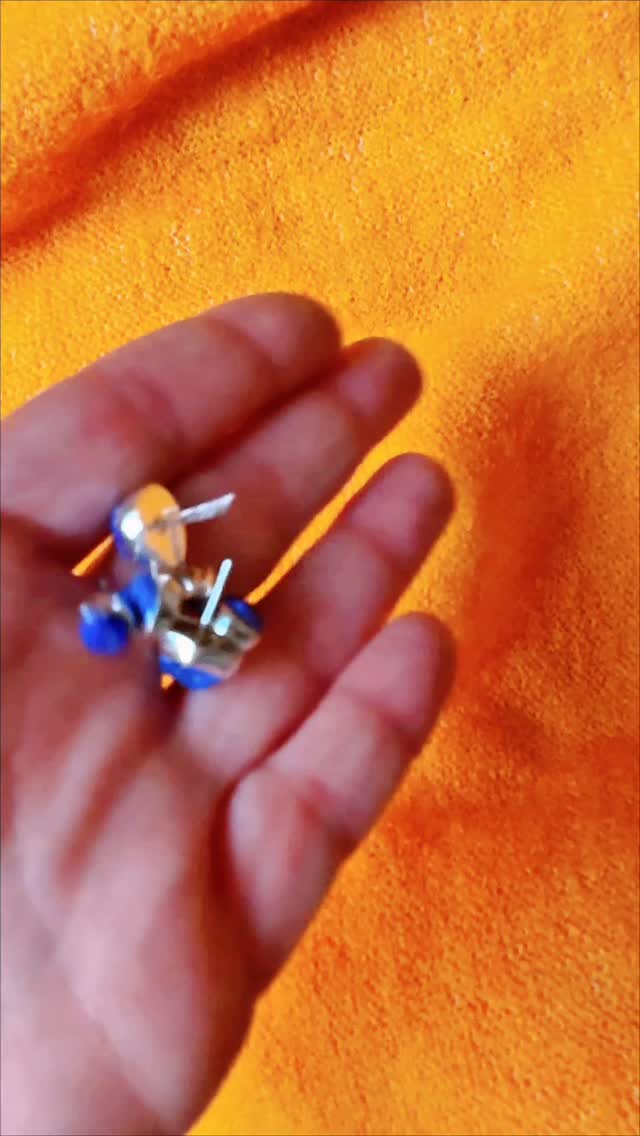 Kilka z moich ulubionych kolczyków z surowymi bryłkami dumortierytu. Tym razem powstały w trzech rozmiarach, największe z nich już mają nowy dom.
#biżuteriaartystyczna #jubilertoruń #kolczykizkamieniami #surowekamienie #kolczykizsurowymkamieniem #zlotniktorun #torunnazamówienie #bizuterianazamowienietorun