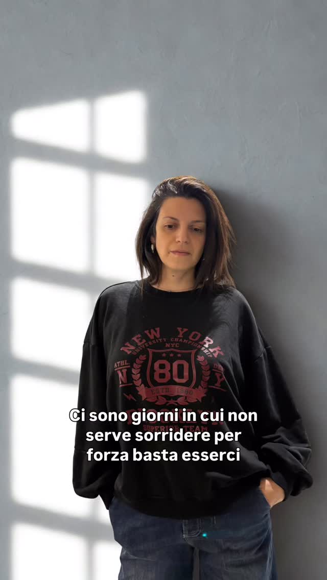 ❤️ A volte basta un po’ di luce, un maglione comodo e il coraggio di fermarsi un attimo.
Non per mollare, ma per respirare. 🌿
Per ricordarsi che anche nei giorni più silenziosi… stiamo andando avanti.
🤍 Raccontami nei commenti: anche tu hai quei giorni in cui scegli semplicemente di esserci?
#MotherILikeFashion #MomStyle #AuthenticMoments #FashionWithSoul #ComfortAndStyle