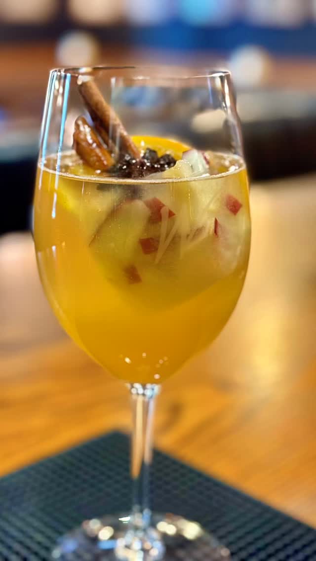 Our Caramel Apple Sangria is back 🍎— made with caramel vodka, apple cider, pinot grigio, apple slices, ginger ale, and cinnamon. 🤩
✨Now featuring our new cinnamon, apple, clove & orange ice blocks 🧊 Cheers to cozy season! 🍁🍹