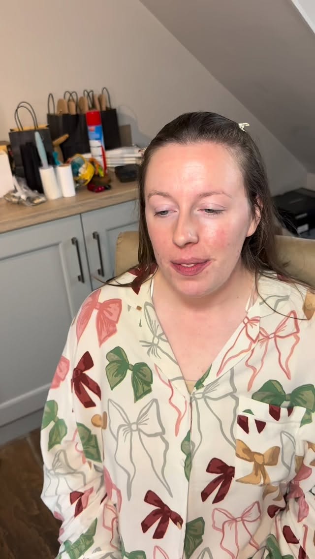 A soft shimmer lid catching the light just right ✨
#BridalMakeup #ShimmerLids #BridalGlow #SoftGlamBride #BridalTransformation #BronzedBeauty #GlowingBride #WeddingMakeupArtist #BridalInspo #MakeupTransformation #BridalSoftGlam #PetitjeanBridal #MakeupArtistUK #BridalBeauty #BeforeAndAfterMakeup #BridalGlam #GlowySkin #UKMUA #BridalMakeupArtist