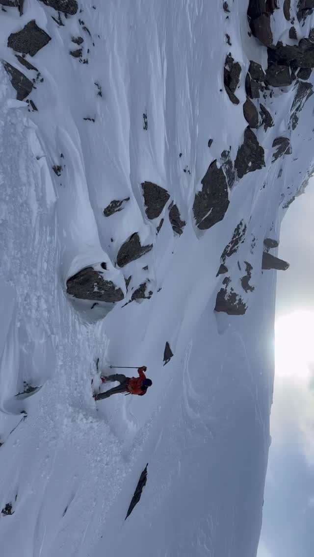 Walk of life or drop of life? 🥸 send this to your favourite skiing buddy ⛷️ #skibuddy #skiing #backcountryskiing #freeride #skiinginandermatt #skiswitzerland