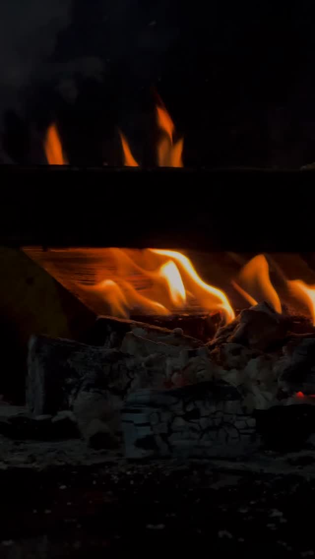 There’s a reason we use an open-fire grill at Siga La Vaca.
When fat hits the flames, you get that deep, smoky flavor you just can’t create any other way, the kind of taste that gives every bite real character.
In Argentina, the parrilla is more than a grill, it’s tradition.
Family, friends, wine, long evenings… everything happens around the fire. That’s where stories are shared and the best cuts are cooked slowly, with patience.
Controlling the flame is a craft, knowing when to raise the rack, when to lower it, when to let the meat rest.
That’s why we do it this way.